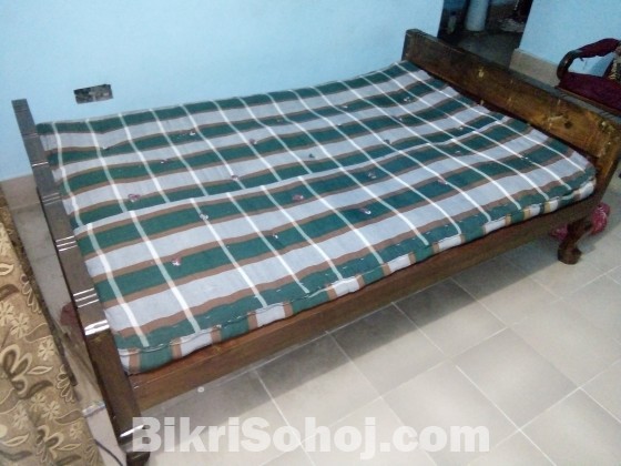 Single wood bed